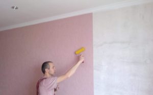 Красить стены или клеить обои – как выбрать подходящую облицовку?