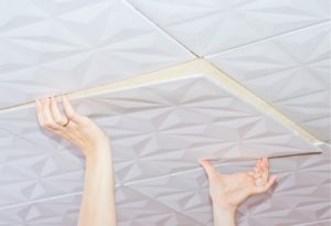 Как поклеить потолочную плитку – выбор материалов и варианты монтажа