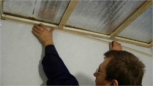 Как крепить пластиковые панели к потолку – практичная отделка