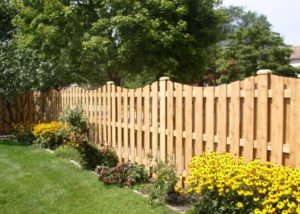 Забор из досок – создаем красивую и практичную ограду для загородного участка