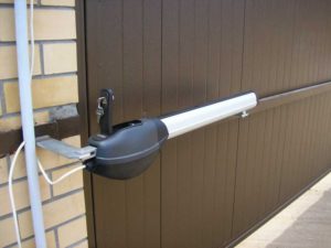 Автоматика для распашных ворот – «умный» механизм в гараже и на даче