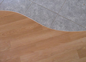 Способы соединения ламината и плитки на полу