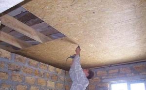 Отделка чернового потолка из ОСБ плит по деревянным балкам