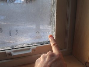 Конденсат на пластиковых окнах – как устранить проблему?