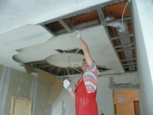 Как разобрать гипсокартонный потолок и стоимость демонтажа
