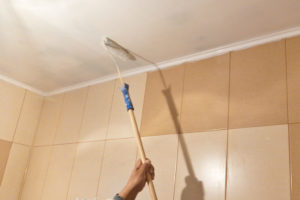 Какая краска лучше для потолка на кухне и как покрасить своими руками