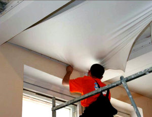 Что лучше и дешевле – подвесной или натяжной потолок