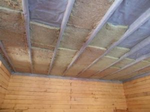 Утепление потолка в деревянном доме снаружи и изнутри – чем и как выполняется?