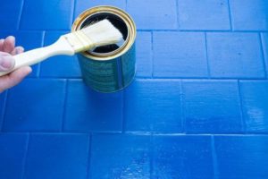 Можно ли покрасить керамическую плитку на полу?