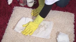 Как убрать неприятный запах из ковролина?