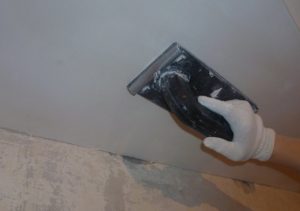 Чем обработать потолок и как наклеить плитку на побелку