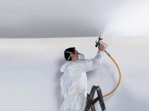 Покраска краскопультом – каковы правила облицовки стен и потолка?