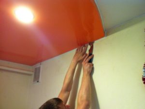 Ремонт, перетяжка и замена провисшего натяжного потолка в квартире