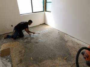 Укладка линолеума на бетонные полы и подготовка поверхности