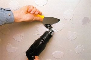 Как снять и очистить потолок от клея потолочной плитки