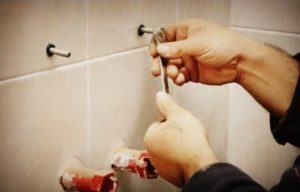 Крепление раковины к стене в ванной – технологии монтажа своими руками