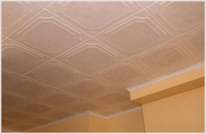 Клеим потолочную плитку – скрываем погрешности потолка и обновляем интерьер