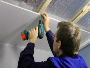 Как крепить пластиковые панели к потолку – практичная отделка