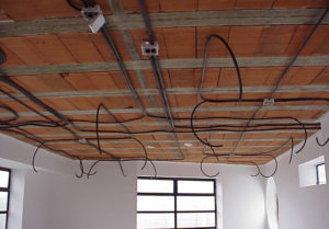 Безопасная проводка потолочной системы электроснабжения по деревянному потолку
