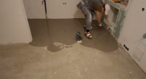 Видео инструкция по заливке пола в квартире своими руками
