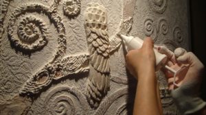 Декоративный гипсовый барельеф на стене: как новичку сделать его своими руками