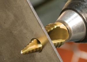 Как правильно сверлить металл – учимся делать отверстия различных диаметров