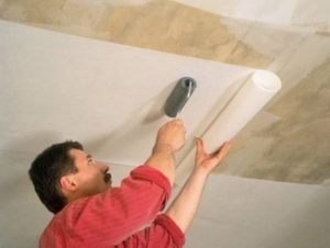 Технология поклейки флизелиновых обоев на потолок под покраску и отделка плинтусом