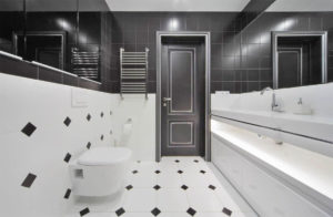 Дизайн ванной комнаты с черной плиткой на полу