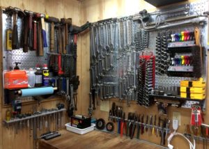 Обустройство гаража своими руками –  идеи для хранения запчастей и инструментов