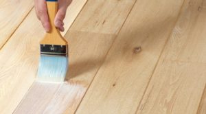 Чем покрыть деревянный пол – выбираем состав с защитными свойствами