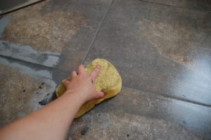 Чем отмыть плитку от затирки после ремонта – практические советы