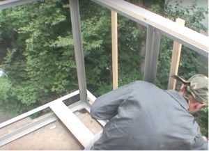 Обстоятельства, при которых вас обяжут убрать остекление балкона за свой счет