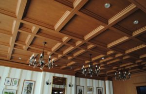 Технология монтажа и фото деревянного кессонного потолка