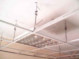 Установка подвесного потолка Армстронг и стоимость монтажа