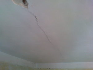 Ремонт гипсокартонного потолка после протечки, заделка дырок и трещин