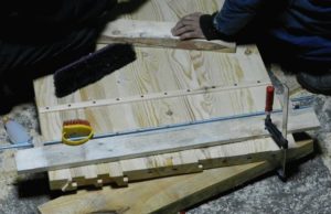 Деревянные двери из досок – доступные способы изготовления своими руками