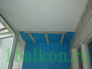 Как закрепить и обшить ПВХ панелями потолок на балконе