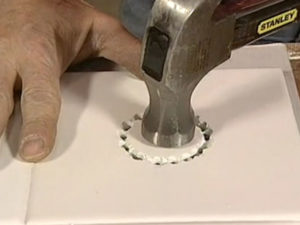 Как просверлить отверстие любого диаметра в керамической плитке