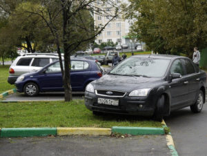 Теперь сразу два штрафа грозят автовладельцам за парковку во дворе собственного дома