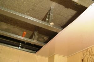 Потолок из пластиковых панелей в ванной – как установить своими руками
