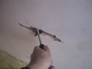 Ремонт гипсокартонного потолка после протечки, заделка дырок и трещин