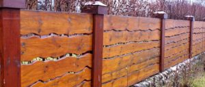 Забор из необрезной доски – выгодный, функциональный и привлекательный