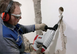 Как штробить стены под проводку подручным и профессиональным оборудованием?
