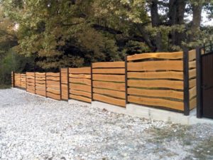 Забор из необрезной доски – выгодный, функциональный и привлекательный