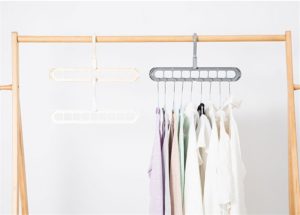 Вешалка для одежды – делаем акцент на функциональную модель