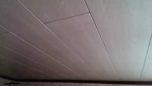 Потолок из пластиковых панелей – выглядит по-европейски, доступность отечественная