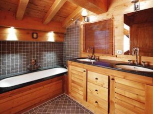 Ванная комната в деревянном доме – без проблем при правильном подходе