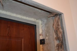 Как облагородить проем после монтажа металлической двери?
