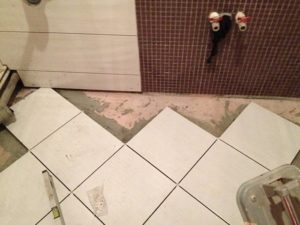 Укладка плитки на пол в ванной и туалете: нюансы и правила облицовки
