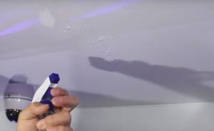 Уход за натяжными тканевыми потолками: как убрать пятна и отмыть после ремонта